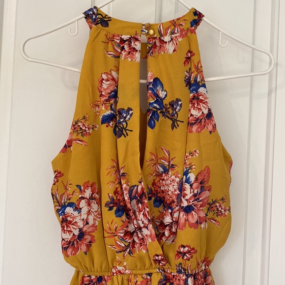 As U Wish Classy Yellow Floral Higher Neck Sleeveless Mini Romper Keyhole detail - Picture 4 of 9
